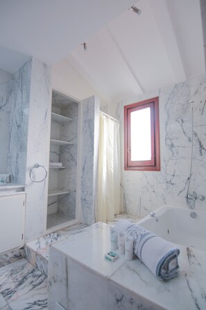 Bathtub, jetted tub, bidet, towels
