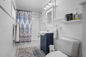 Combined shower/bathtub, hair dryer, towels, soap - Cutest in Hot Springs "Amazing Place"  Fully Restored--"English" Rock Cottage  (Hot Springs)