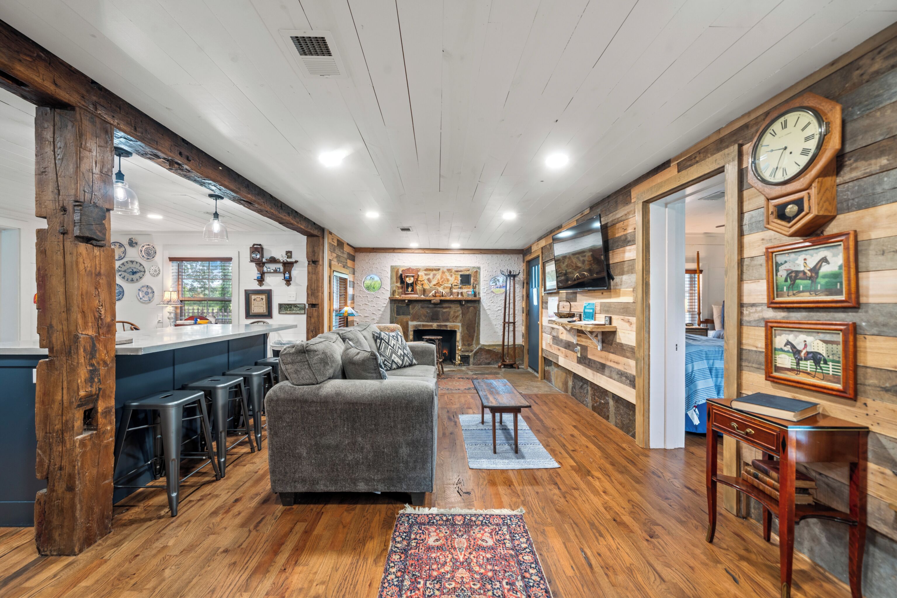 智能电视、壁炉、DVD 播放器、书