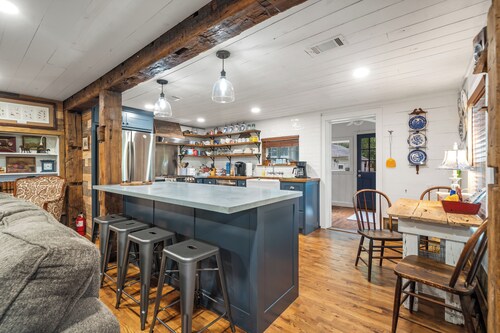 Cutest in Hot Springs "Amazing Place"  Fully Restored--"English" Rock Cottage 