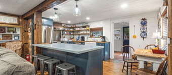 Cutest in Hot Springs "Amazing Place"  Fully Restored--"English" Rock Cottage 