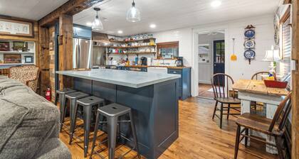 Cutest in Hot Springs "Amazing Place" Fully Restored--"English" Rock Cottage