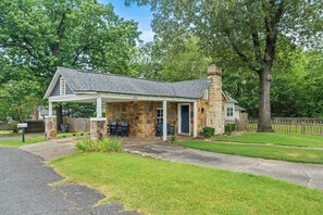 Exterior - Cutest in Hot Springs "Amazing Place"  Fully Restored--"English" Rock Cottage  (Hot Springs)