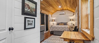 Cutest in Hot Springs "Amazing Place"  Fully Restored--"English" Rock Cottage 