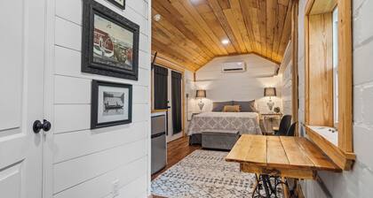 Cutest in Hot Springs "Amazing Place" Fully Restored--"English" Rock Cottage