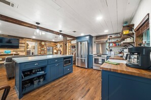 冷蔵庫、電子レンジ、オーブン、コンロ