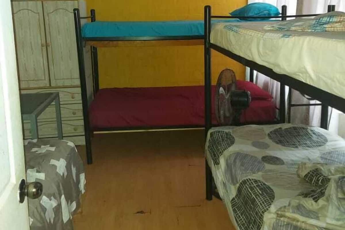 Quarto quádruplo conforto, várias camas | Wi-Fi de cortesia, roupa de cama