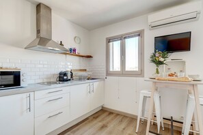 Fridge, microwave, coffee/tea maker, electric kettle