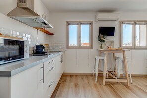 Kühlschrank, Mikrowelle, Wasserkocher mit Kaffee-/Teezubehör
