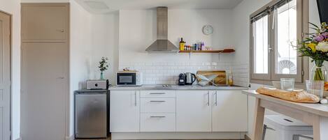 冷蔵庫、電子レンジ、コーヒー / ティーメーカー、電気ポット