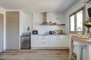 Kjøleskap, mikrobølgeovn, kaffetrakter/tekoker og vannkoker