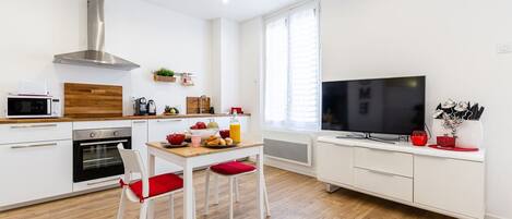 Fridge, microwave, oven, coffee/tea maker