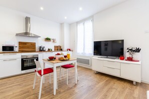 Kylskåp, mikrovågsugn, ugn och kaffe- och tebryggare