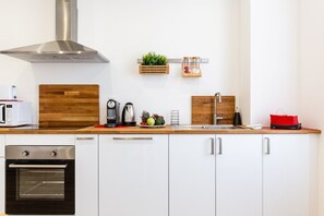 Kylskåp, mikrovågsugn, ugn och kaffe- och tebryggare