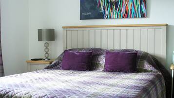 Signature Room, 1 King Bed, Ensuite | Individually decorated, individually furnished, blackout drapes