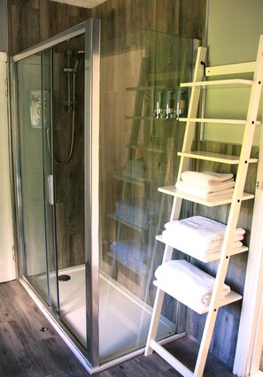 Signature kamer, 1 kingsize bed, en-suite badkamer | Badkamer | Een douche, gratis toiletartikelen, een haardroger, handdoeken