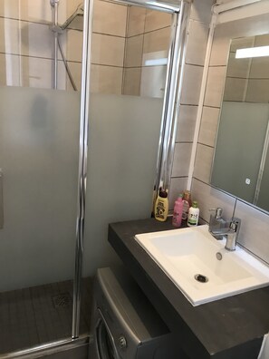 مناشف، صابون، شامبو، ورق حمّام