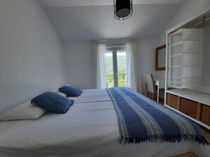 3 bedrooms, desk, iron/ironing board, free WiFi - Private Countryside House Three Figs (Gruda)