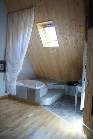 2 bedrooms, iron/ironing board, Internet