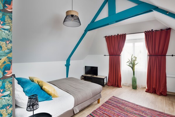 Iron/ironing board, free WiFi, bed sheets