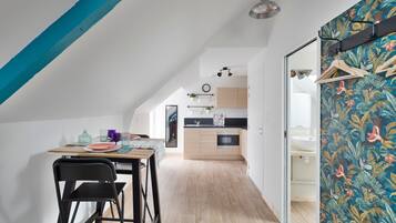 Fridge, microwave, oven, coffee/tea maker