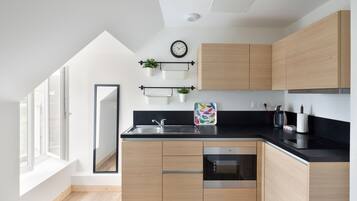 Fridge, microwave, oven, coffee/tea maker