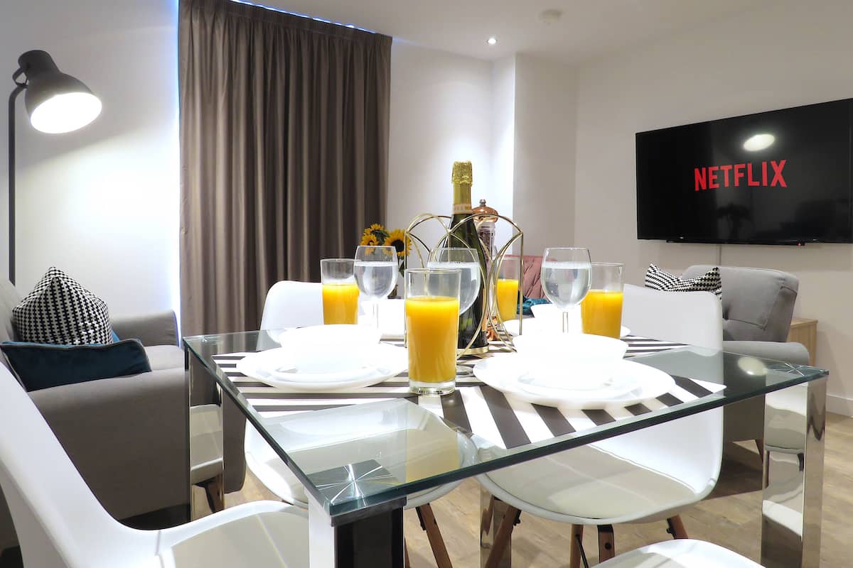 LCD TV, Netflix, streaming services