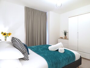 Apartamento, 2 habitaciones | Caja fuerte, cortinas opacas, tabla de planchar con plancha