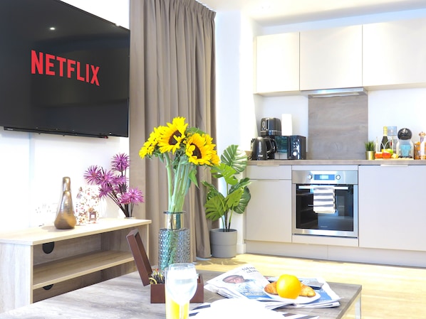 Full-sized fridge, microwave, oven, stovetop