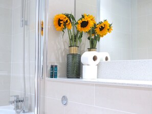 Apartment, 2 Bedrooms | Bathroom | Free toiletries, hair dryer, slippers, towels