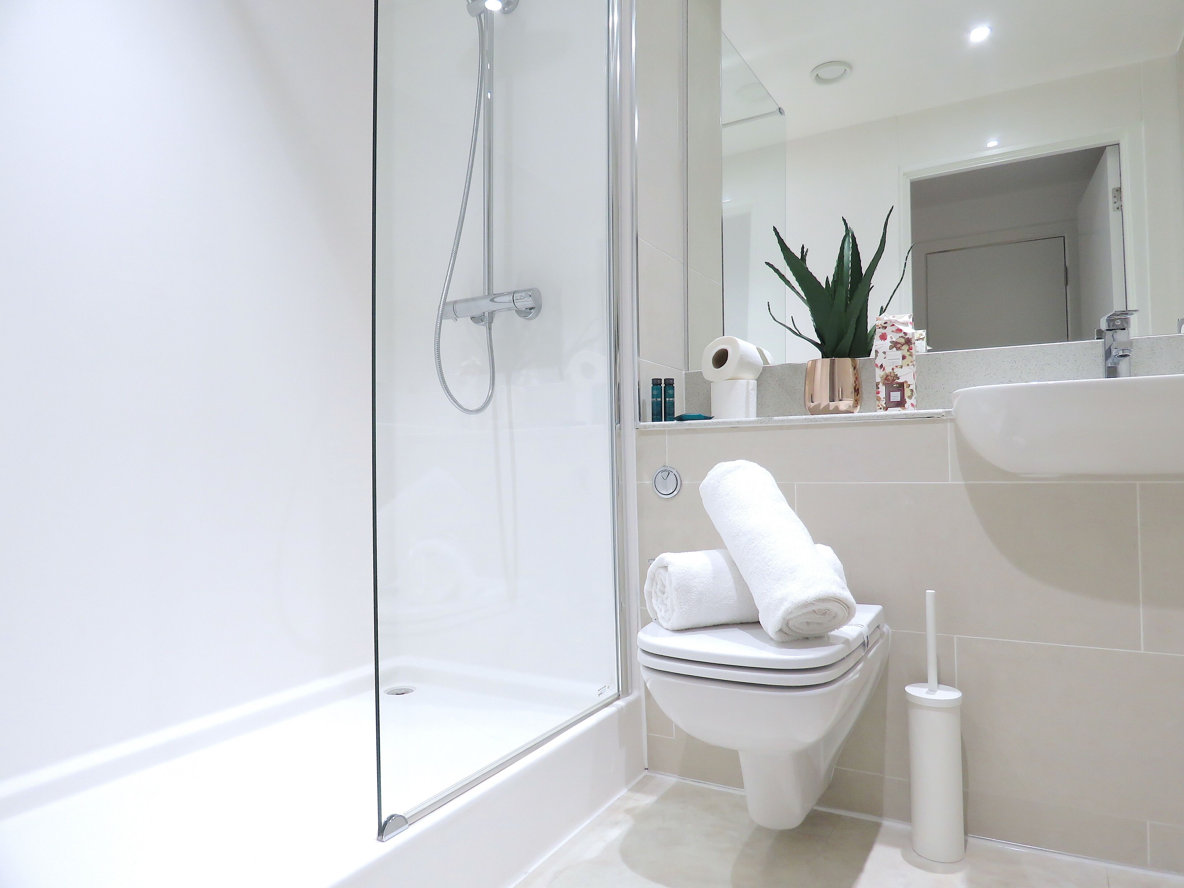 Apartment, 1 Bedroom | Bathroom | Free toiletries, hair dryer, slippers, towels