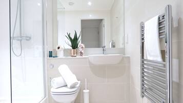 Apartment, 1 Bedroom | Bathroom | Free toiletries, hair dryer, slippers, towels