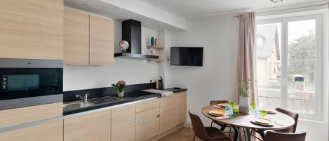 Fridge, microwave, oven, dishwasher