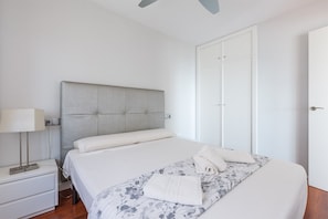 2 bedrooms, iron/ironing board, travel cot, free WiFi - A&n  San   Gerardo   123. (Torre del Mar)