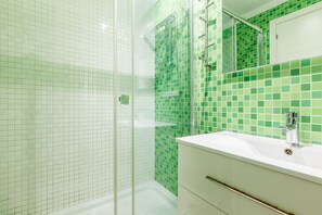 Shower, hair dryer, towels