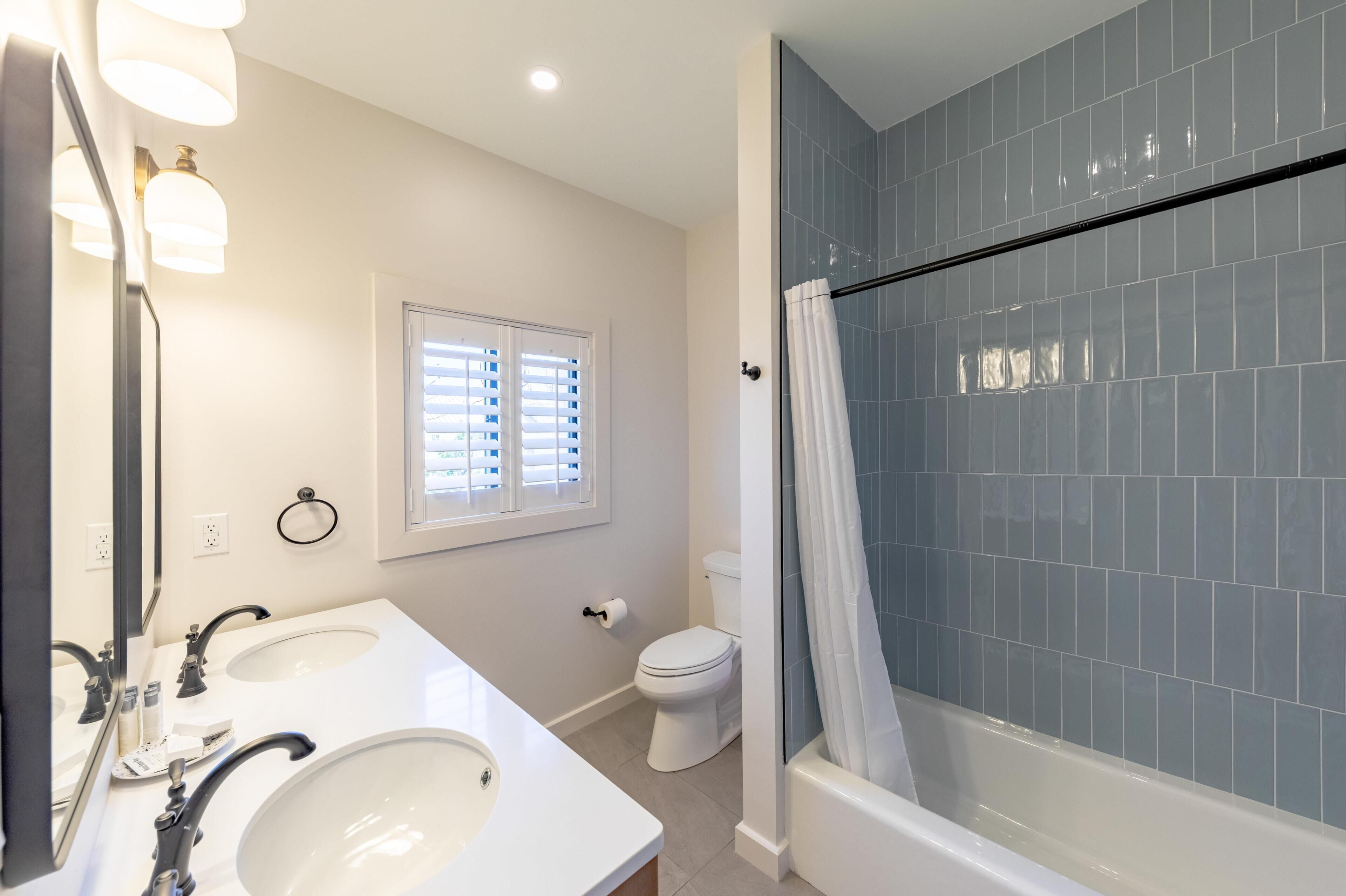 Duschwanne, Haartrockner, Handtücher