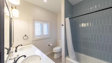 Duschwanne, Haartrockner, Handtücher