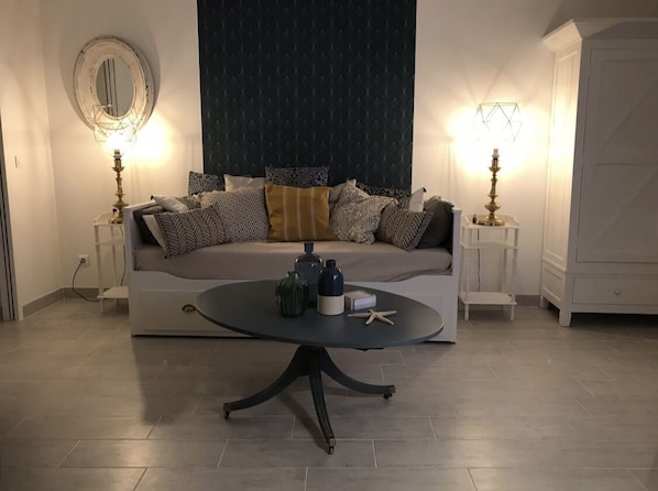 TV, Netflix, DVD player, streaming services