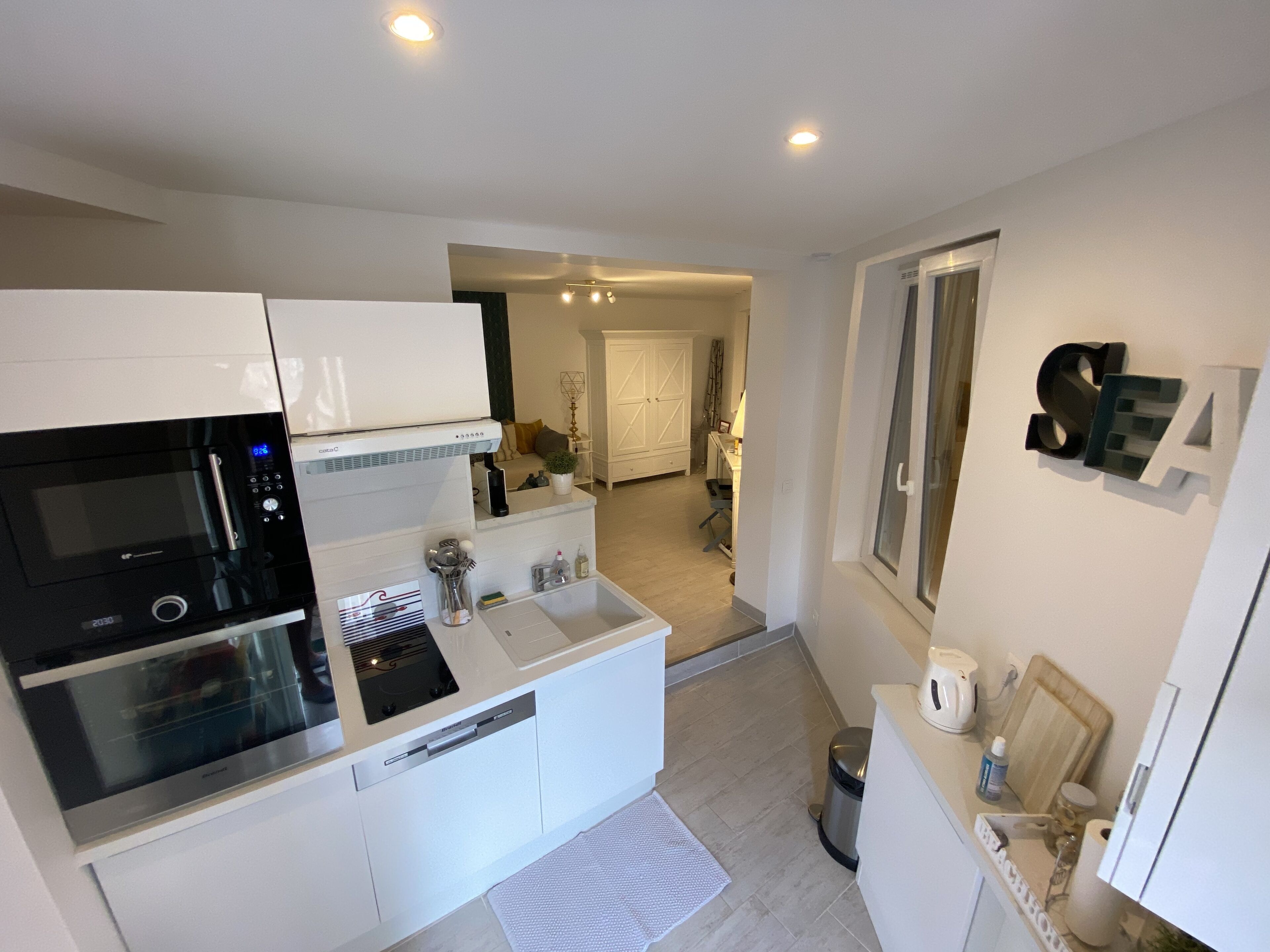 Réfrigérateur, micro-ondes, four, plaque de cuisson