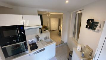 Réfrigérateur, micro-ondes, four, plaque de cuisson