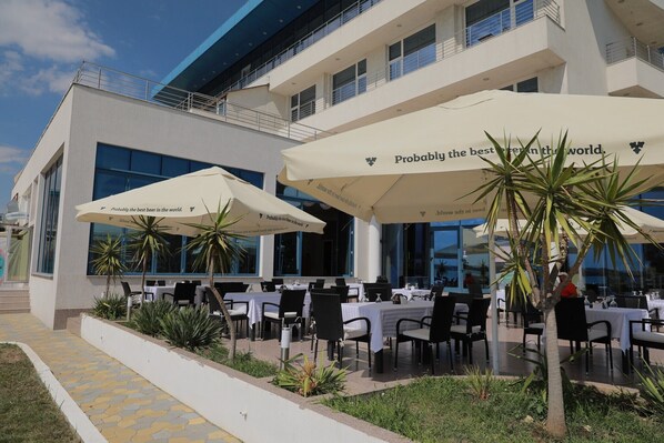 Café da manhã com buffet grátis todos os dias