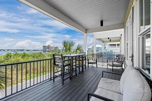 Outdoor dining - LUXURY COASTAL COTTAGE, PROFESSIONALLY DECORATED, COMMUNITY POOL, LAGOON VIEW!!! (Gulf Shores)