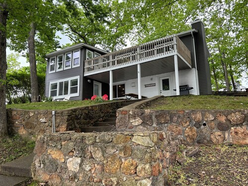 LIKE NEW! Private Lake House in a beautiful wide cove! 5 1/2 MM Gravois Arm