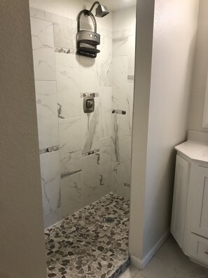 Combined shower/bathtub, towels, toilet paper - LIKE NEW! Private Lake House in a beautiful wide cove! 5 1/2 MM Gravois Arm (Gravois Mills)