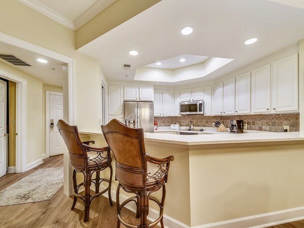 Réfrigérateur, four à micro-ondes, un four, lave-vaisselle