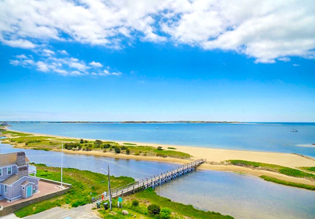 Perto da praia, espreguiçadeiras, toalhas de praia 