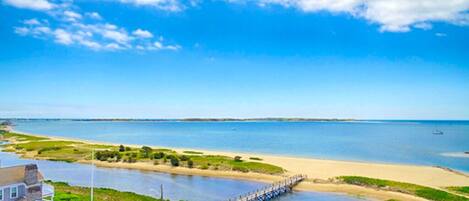 بالقرب من الشاطئ، كراسي للتشمس، مناشف للشاطئ