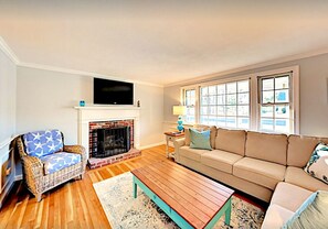 Smart TV, lettore DVD, tavolo da ping pong, libri