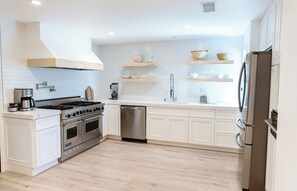 Een magnetron, een oven, een kookplaat, een vaatwasser