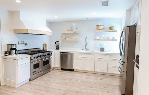 Micro-ondes, four, plaque de cuisson, lave-vaisselle